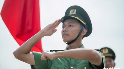 Полицейские, несмотря на палящее солнце, репетируют перед парадом в честь 80-й годовщины Национального дня.