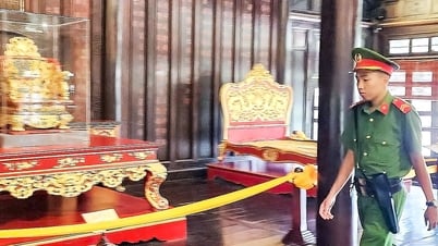 បល្ល័ង្ករាជវង្សង្វៀន ឥឡូវនេះត្រូវបានដាក់ក្នុងប្រអប់កញ្ចក់ ដោយមានប៉ូលីសបន្ថែមការពារសារីរិកធាតុ។
