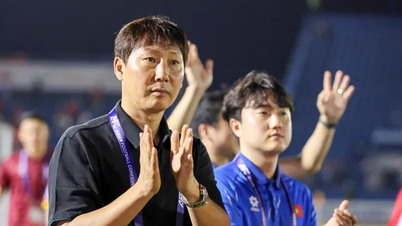 HLV Kim Sang-sik: 'Niềm vui sẽ nhân đôi khi vượt qua nghịch cảnh'