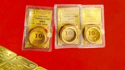 El precio internacional del oro cae casi un 1% debido a la presión del fuerte dólar