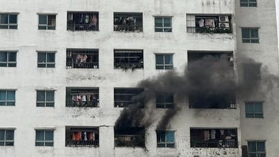 Cháy chung cư ở Hà Nội, khói đen bốc ra cuồn cuộn từ tầng 14