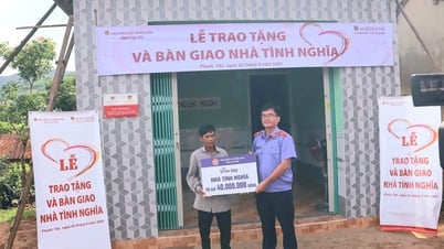 Bàn giao, tặng Nhà tình nghĩa cho một gia đình chính sách