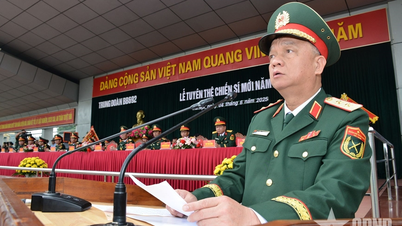 Le lieutenant-général Nguyen Quang Ngoc assiste à la cérémonie de prestation de serment des nouveaux soldats du régiment 692