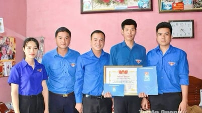 Trao tặng Bằng khen cho thanh niên dũng cảm cứu người bị đuối nước