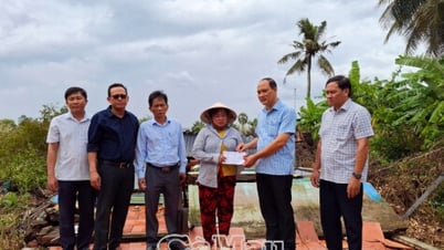 Huyện U Minh hỗ trợ người dân bị thiệt hại do lốc xoáy