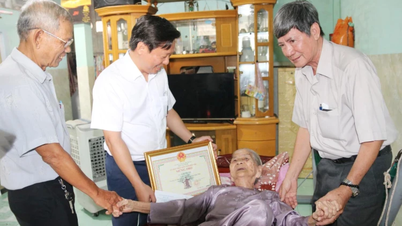 អនុប្រធានអចិន្ត្រៃយ៍គណៈកម្មាធិការបក្សខេត្ត លោក Tran Thanh Lam បានអញ្ជើញទៅសួរសុខទុក្ខ និងជូនពរជនចាស់ជរា ៥នាក់ ដែលឈានចូលវ័យ ៩០ឆ្នាំ នៅ Ba Tri