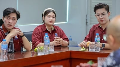 응우옌탓탄대학교 교사 및 학생들의 하노이 투오이트레 사무실 특별 방문