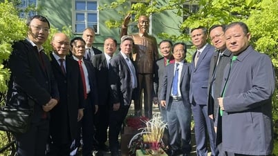 Cérémonie d'installation de la statue du président Ho Chi Minh sur le campus de l'Université d'État de Saint-Pétersbourg (Russie)