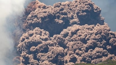 Un volcán de más de 3.300 metros de altura entra en erupción como si fuera el fin del mundo, los turistas entran en pánico y huyen.