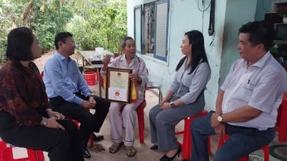 Phó Chủ tịch UBND tỉnh Nguyễn Tự Công Hoàng thăm, chúc thọ người cao tuổi tại huyện Vân Canh
