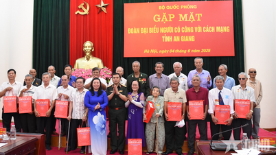 Le ministère de la Défense nationale rencontre des représentants des contributeurs révolutionnaires dans la province d'An Giang