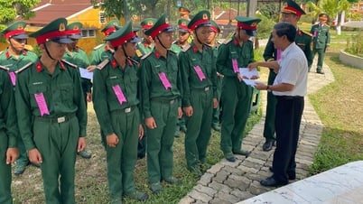 Lãnh đạo TX. Phong Điền thăm, tặng quà chiến sĩ mới