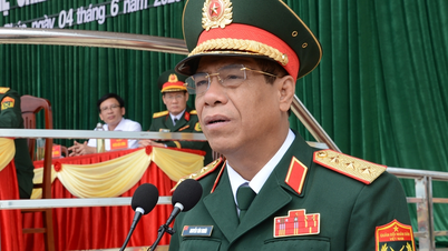 Le lieutenant-général Nguyen Van Nghia assiste à la cérémonie de prestation de serment des nouveaux soldats du régiment 165 (division 312, corps 12)