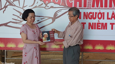 Trao tặng sách song ngữ Bác Hồ ở Thái Lan cho Thư viện Đồng Nai