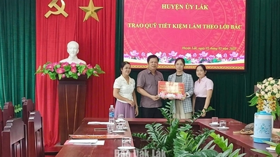 Huyện ủy Lắk trao Quỹ tiết kiệm làm theo lời Bác cho 7 trường hợp khó khăn và mắc bệnh hiểm nghèo