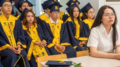 កៅអី​ទទេ​ក្នុង​ថ្ងៃ​បញ្ចប់​ការ​សិក្សា​ធ្វើ​ឱ្យ​អ្នក​មាន​វត្តមាន​ស្រក់​ទឹក​ភ្នែក