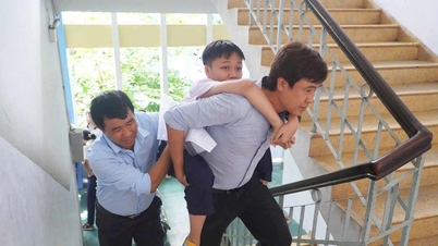 Hành trình vượt khó vào lớp 10: Nụ cười “nở” trên xe lăn