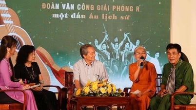 Nghệ sĩ TP HCM xúc động chào đón công trình sách "Đoàn Văn công Giải phóng R- Một dấu ấn lịch sử"