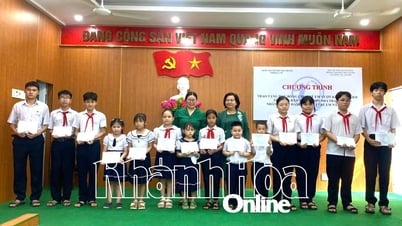 Trao học bổng cho trẻ em vượt khó học giỏi