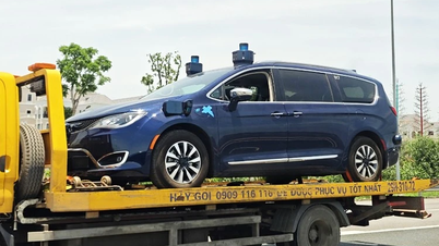 រថយន្ត Chrysler Pacifica Minivan អាថ៌កំបាំងលេចចេញជារូបរាងនៅលើដងផ្លូវវៀតណាម