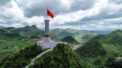 Cột cờ Lũng Cú dừng đón khách tham quan