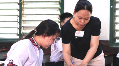 Chùm ảnh: Hơn 76.000 thí sinh tại TPHCM làm thủ tục dự thi vào lớp 10