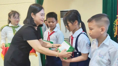 ផ្តល់អាហារូបករណ៍តម្លៃ 270 លានដុងដល់សិស្សក្រីក្រប៉ុន្តែពូកែ