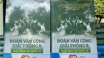 Khai mạc triển lãm và ra mắt sách 'Đoàn Văn công Giải phóng R - Một dấu ấn lịch sử'