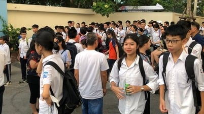 Tuyển sinh lớp 10: Hàng trăm nghìn phụ huynh căng thẳng cùng con