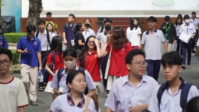 Phụ huynh kéo vali, thuê khách sạn cùng con đi thi lớp 10