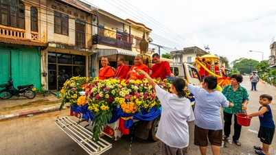 Water Splashing Festival – a colorful cultural picture