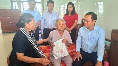 Hơn 220 trẻ em, người già được tặng quà tại chương trình “Thắp sáng những ước mơ” tri ân đồng bào và chiến sĩ miền Nam