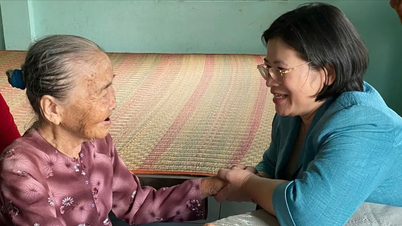 Trưởng Ban Tổ chức Thành ủy TPHCM thăm, chúc thọ người cao tuổi
