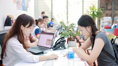 Nhiều phụ huynh, thí sinh chủ động đăng ký xét học bạ tại UEF