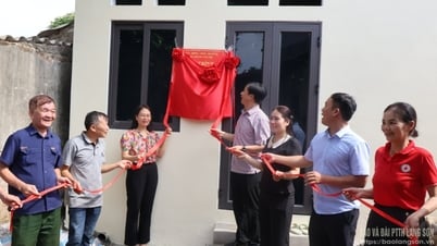 Phường Hoàng Văn Thụ bàn giao nhà mới cho gia đình đảng viên có hoàn cảnh đặc biệt khó khăn