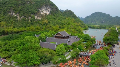 Lướt trên sóng nước Tràng An
