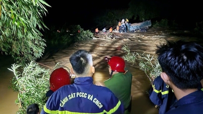 Cứu hộ kịp thời 4 người dân mắc kẹt giữa dòng lũ ở Huế