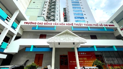 Sinh viên ‘kêu cứu’ vì không được thi tốt nghiệp tại sân khấu bên ngoài