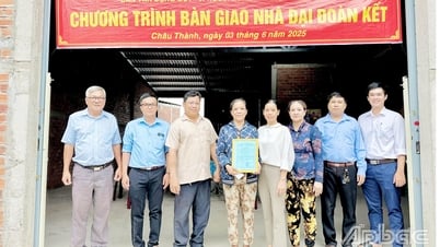 Huyện Châu Thành: Trao nhà đại đoàn kết cho hộ nghèo tại xã Vĩnh Kim