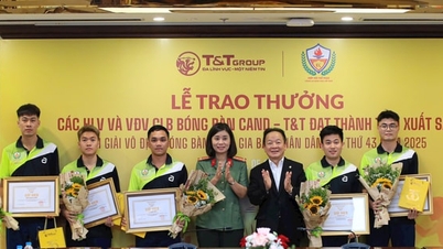 Tennis player Dinh Anh Hoang and his teammates were awarded more than 1.2 billion VND.