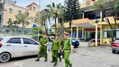 Female Ward Police Chief close to the people