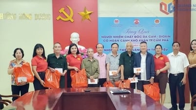 Tặng quà cho người nhiễm chất độc da cam/dioxin tại TP Cẩm Phả