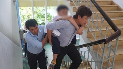 Xúc động hình ảnh thí sinh đi thi lớp 10 được cõng vào lớp