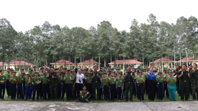 Lãnh đạo Tỉnh đoàn và Bộ Chỉ huy Quân sự tỉnh thăm các chiến sĩ nhí Học kỳ trong Quân đội