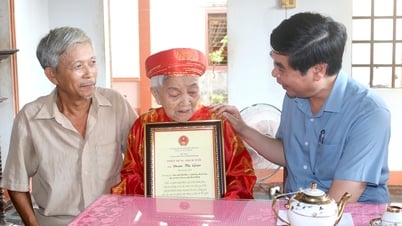 Phó Chủ tịch UBND tỉnh Lâm Hải Giang mừng thọ người cao tuổi tại thị xã Hoài Nhơn