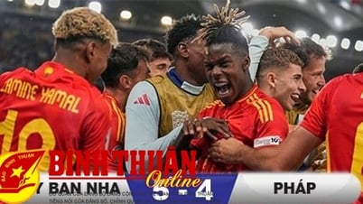 “Bò tót” húc văng “Gà trống”