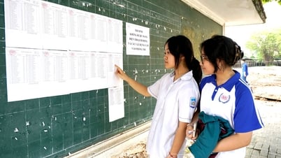Thí sinh làm thủ tục thi tuyển sinh vào lớp 10 năm học 2025-2026