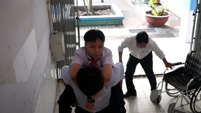 Nam sinh ngồi xe lăn được giám thị cõng vào phòng thi lớp 10 ở TPHCM