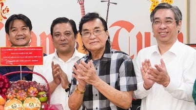 NSND Thanh Tuấn hát cải lương khi đón đoàn lãnh đạo TP.HCM đến thăm