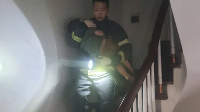 Cháy nhà trong đêm ở Hà Nội, cảnh sát giải cứu 5 trẻ thoát ra ngoài